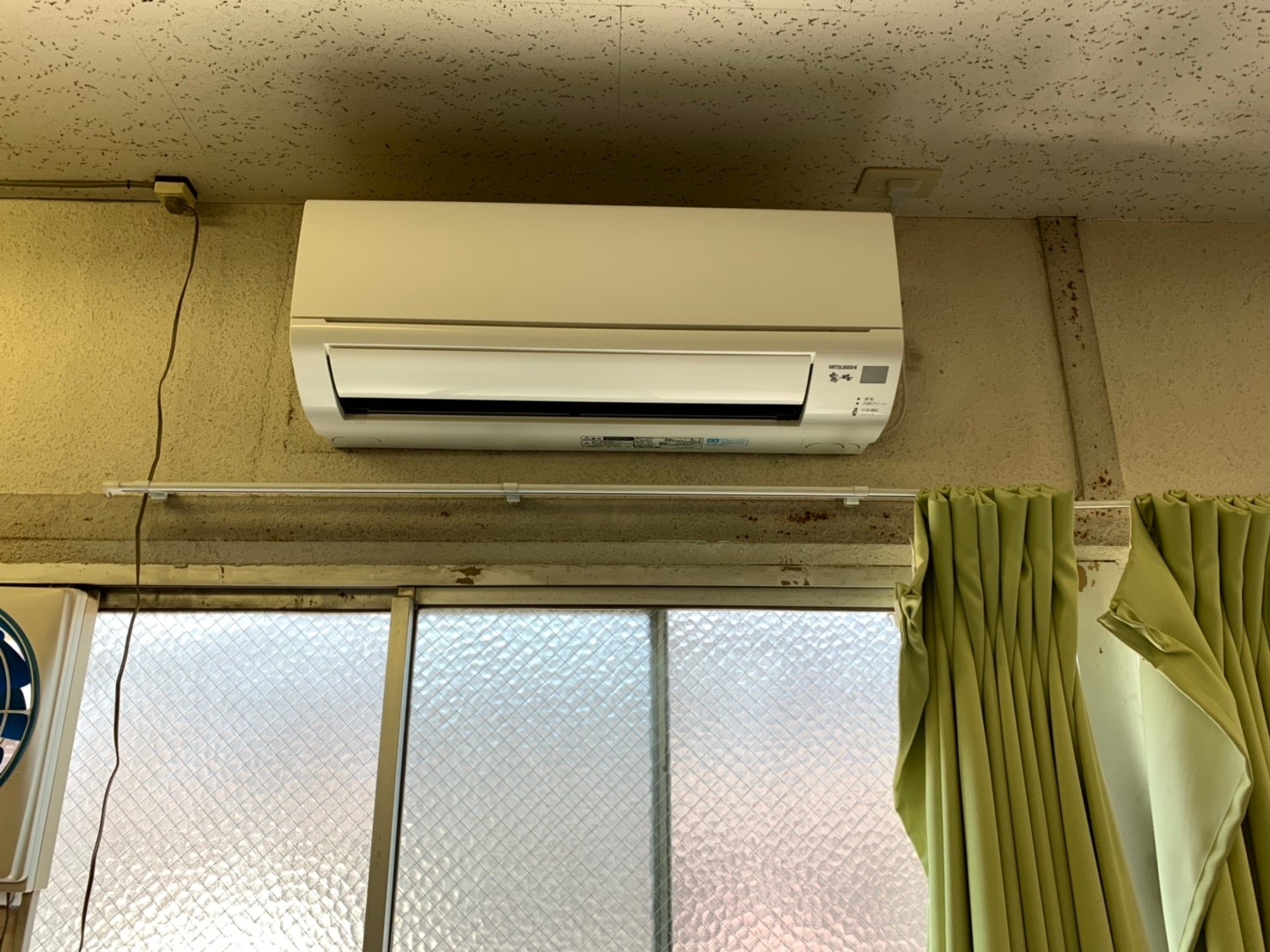 大阪府高槻市事務所様にて三菱電機霧ヶ峰エアコンクリーニング写真。家庭用壁掛け三菱電機霧ヶ峰エアコン外観